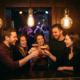 Lachende Freundesgruppe stößt mit Cocktails an einer Bartheke in München an, warmes Edison-Licht und tanzende Gäste im Hintergrund.