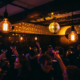 Belebte Münchner Bar mit Discokugel, Edison-Glühbirnen und tanzender Menge in warmem Bernstein- und Violettlicht.