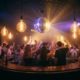 Belebte Münchner Bar mit Discokugel, Edison-Glühbirnen und tanzenden Silhouetten in warmem Bernstein- und Violettlicht.