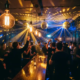 Belebte Bar mit Tanzfläche, Edison-Glühbirnen und Diskokugeln werfen goldenes und blaues Licht auf feiernde Gäste.