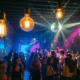 Tanzende Menge unter Discokugel und Edison-Lampen in einer Bar mit Backsteinwänden, magentafarbenem DJ-Licht und Ambiente-Dunst.