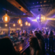 Diskokugel streut Licht über tanzende Silhouetten in einer Bar mit Edison-Glühbirnen, Mitternachtsblau und Bernsteinton.