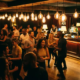 Tanzende Menschen auf einer lebhaften Clubdancefloor unter warmem Amber-Licht von Edison-Glühbirnen, Bar mit bunten Drinks im Hintergrund.