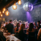 Tanzende Menge in einer stimmungsvollen Bar mit Edison-Glühbirnen, Discokugel und violett-goldenem Licht.